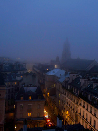 L'église de la Trinité à Paris dans la brume et la lumière bleue.