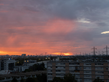 Au lever du soleil, lutte d'influence entre le ciel rose et le ciel gris.
