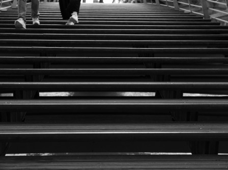 Des baskets qui descendent la passerelle Léopold Sédar Senghor à Paris.