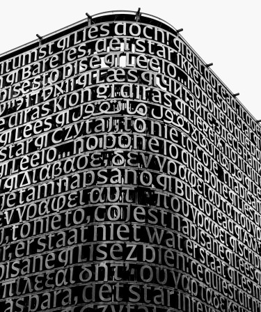 Un immeuble dont l'extérieur est composé d'une mantille de mots (à Amsterdam)