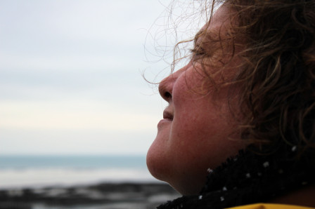 Mon profil gauche en gros plan en train de regarder au loin.