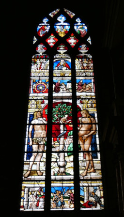 Vitrail représentant Adam, Eve, la pomme, le serpent, et toutes ces sortes de choses, dans la cathédrale d'Auch.