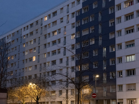 Mon immeuble, une barre de banlieue, à la tombée du jour.