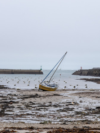 Un bateau à marée basse, penché sur sa quille, comme moi et mon blues.