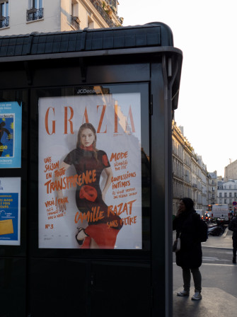 Un kiosque de presse parisien avec l'affiche de la une de Grazia qui comporte, notamment, le titre "Vrai/faux" Faut-il (vraiment) dire la vérité ?"