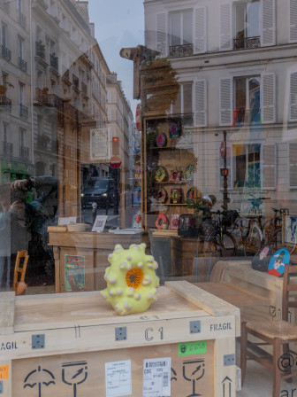 Le mur de coussins en forme(s) de vulves au fond du magasin.