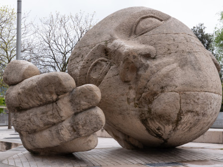 "L'écoute", une sculpture d'Henri de Miller qui représente une tête sans cheveux, inclinée, parallèlement à une main ouverte. On dirait que la tête va, à tout moment, se poser contre la main. La statue se trouve face à l'église Saint-Eustache à Paris.