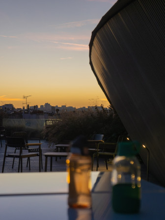 Une gourde oubliée sur le toit du bureau, assortie au lever du soleil.