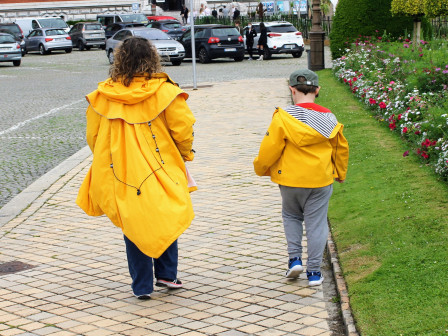 Lomalarchovitch et moi de dos, en manteaux de pluie jaunes, dans une rue de Calais.
