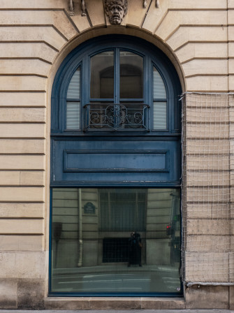 Mon reflet en train de prendre la fenêtre en photo.