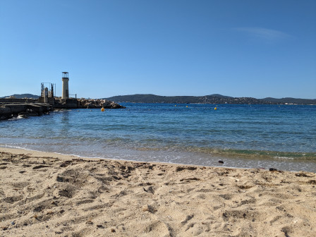 Un tout petit phare à l'entrée d'un port privé, sur ma plage, celle où je rêve tous les étés depuis ma naissance, celle où je me trempe dans une eau accueillante et joue dans des vagues qui n'ont aucun pouvoir de tristesse.