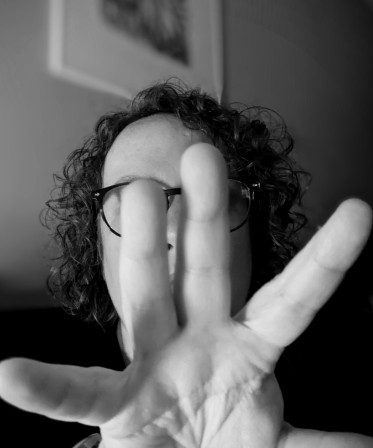 Moi, planquée derrière ma main. J'avais de jolies boucles, ce jour là, dis donc.