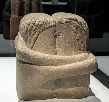 Le baiser, une sculpture de Brancusi qui représente deux personnes intimement enlacées, en train de s'embrasse.