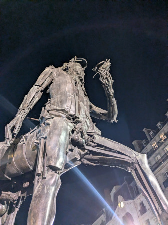 Le Centaure de César, qui m'a l'air bien harnaché mais possède quand même deux paires de couilles à l'air. Comme quoi les armures... c'est pas toujours la bonne solution.