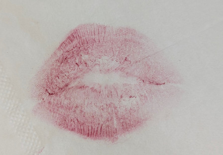 L'empreinte de ma bouche en rouge sur un kleenex blanc.