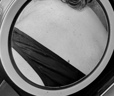 Le reflet d'un bout de mon dos.