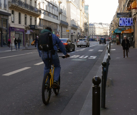 La rue Saint Lazare, ses cyclistes urbains, ses vieux cinéphiles.